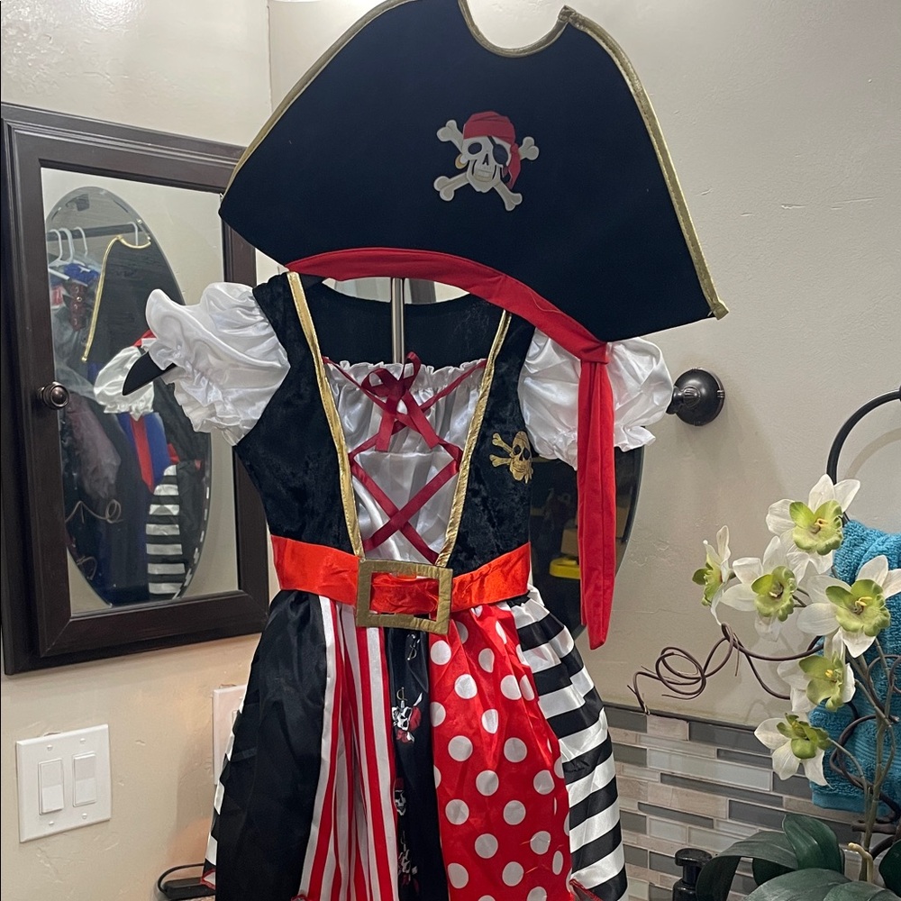 Girls pirate costume NWT